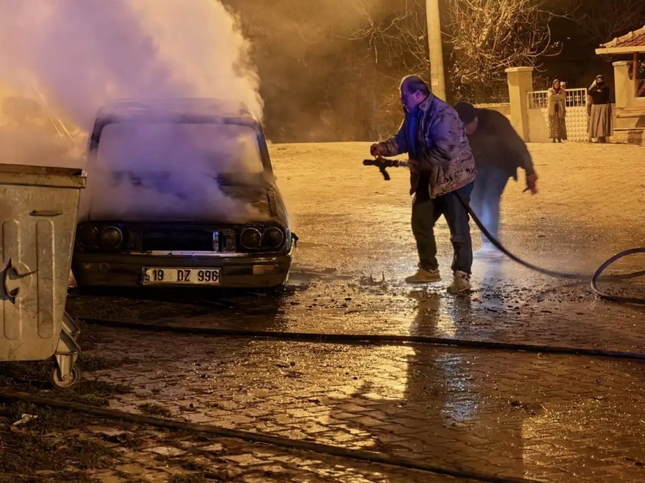 Yanan Otomobil Kullanılamaz Hale Geldi 4