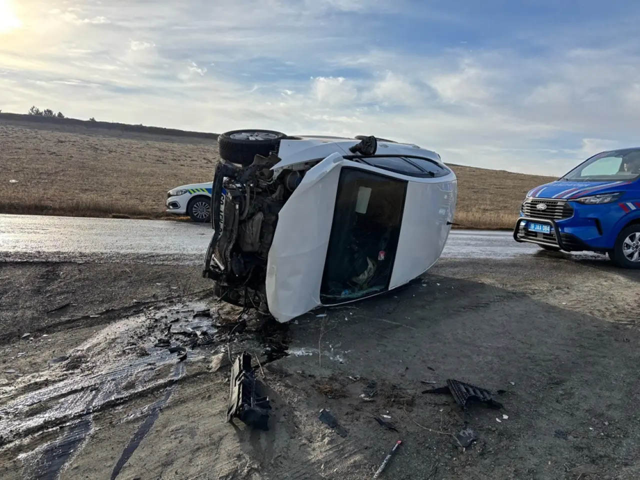 Otomobil Devrildi, 2 Kişi Yaralandı 4