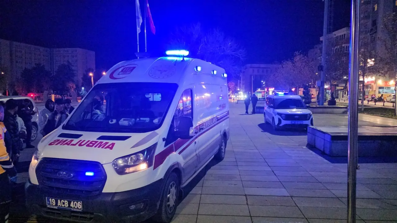 Bıçaklı Saldırıya Uğrayan Genç Yaralandı 3