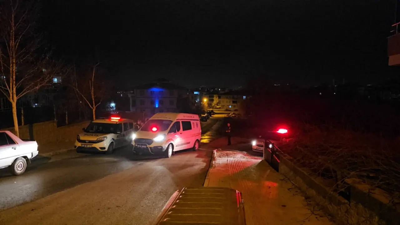 Polis, Sokakta Silahla Ateş Eden Şüphelileri Arıyor 1