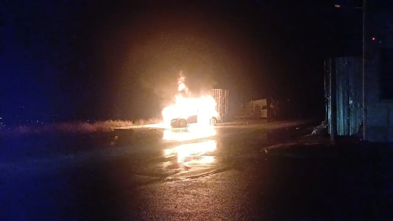 Park Halindeki Araç Alev Topuna Döndü 1