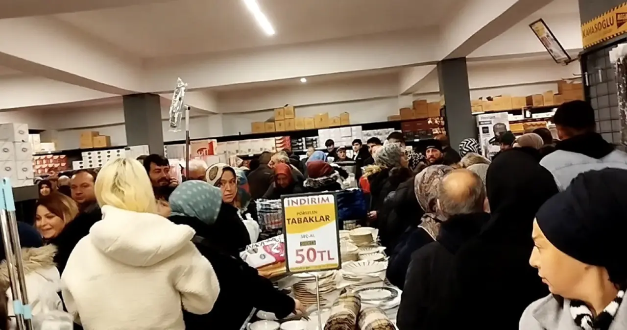 Görüntüler Çorum’dan, İndirimi Duyan Koştu 4