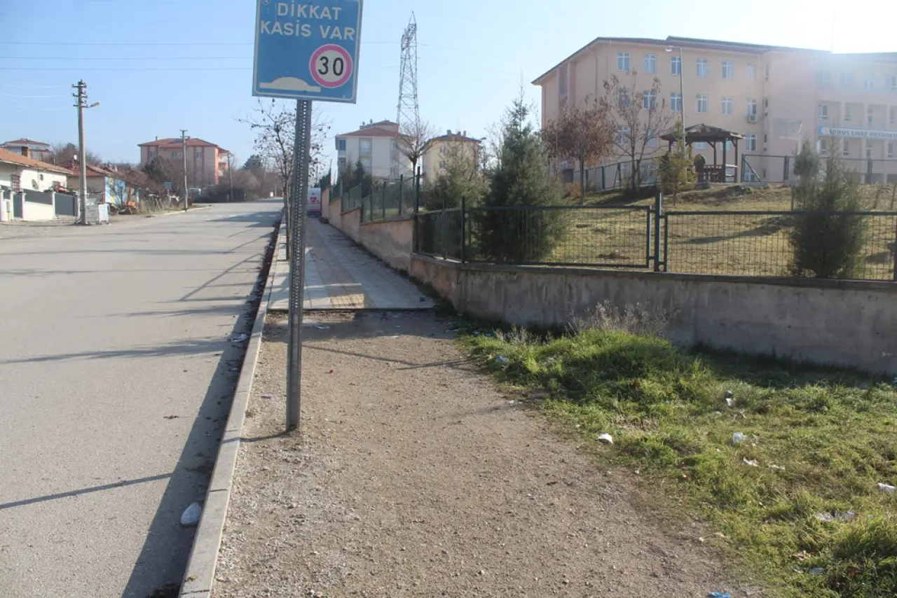 Kaldırımlar Yarım, Yayalar Mağdur 1