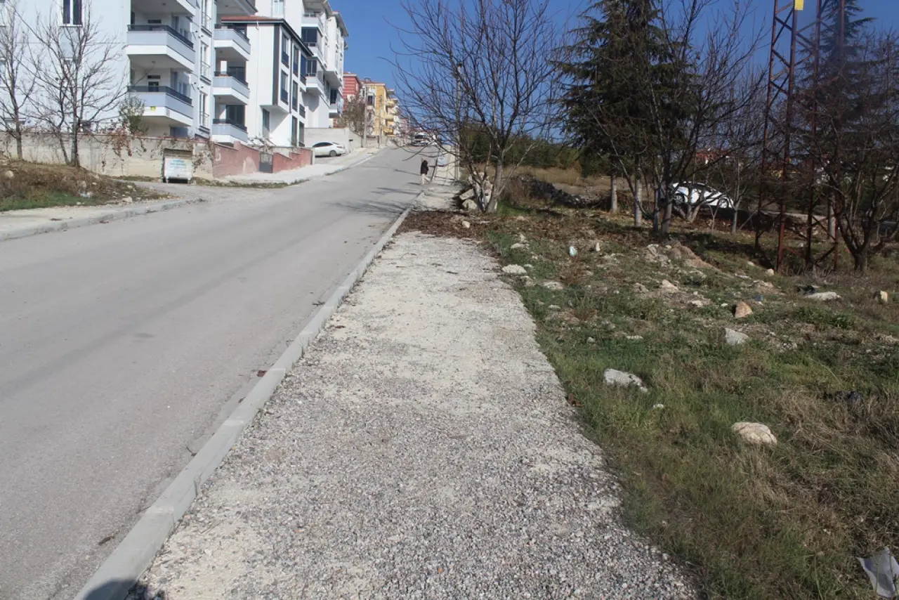 Kaldırımlar Yarım, Yayalar Mağdur 6