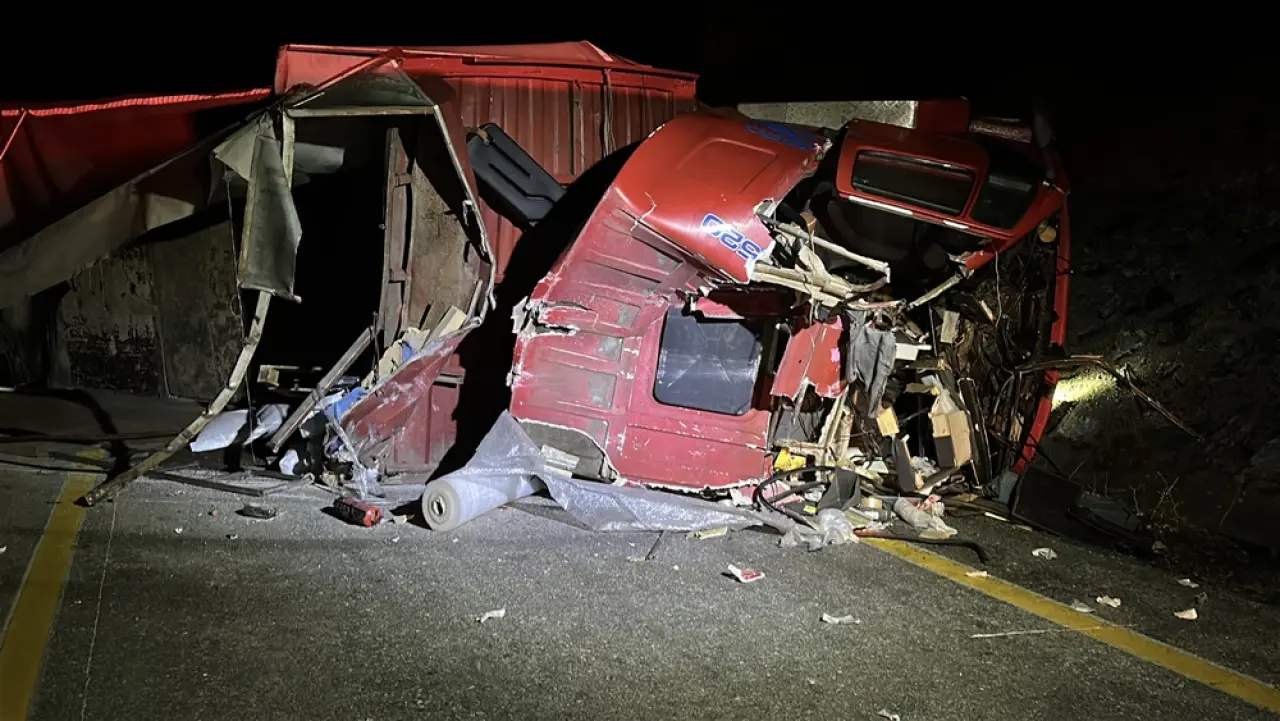 Devrilen Kamyonun Sürücüsü Yaralandı 2