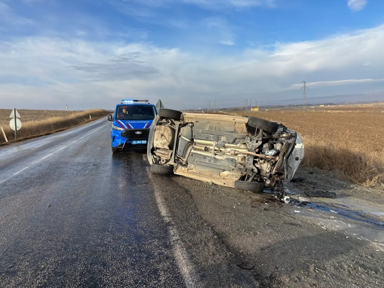 Otomobil Devrildi, 2 Kişi Yaralandı 3