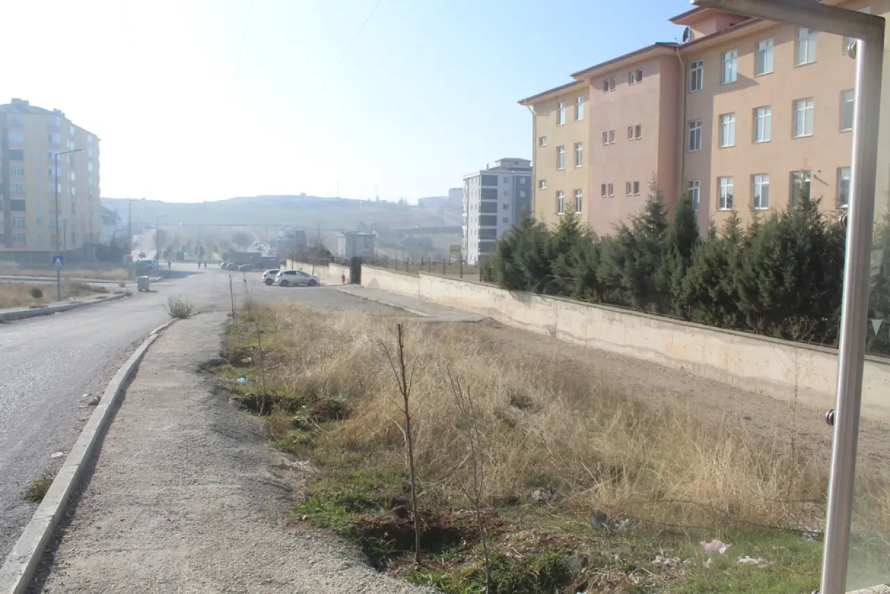 Kaldırımlar Yarım, Yayalar Mağdur 1