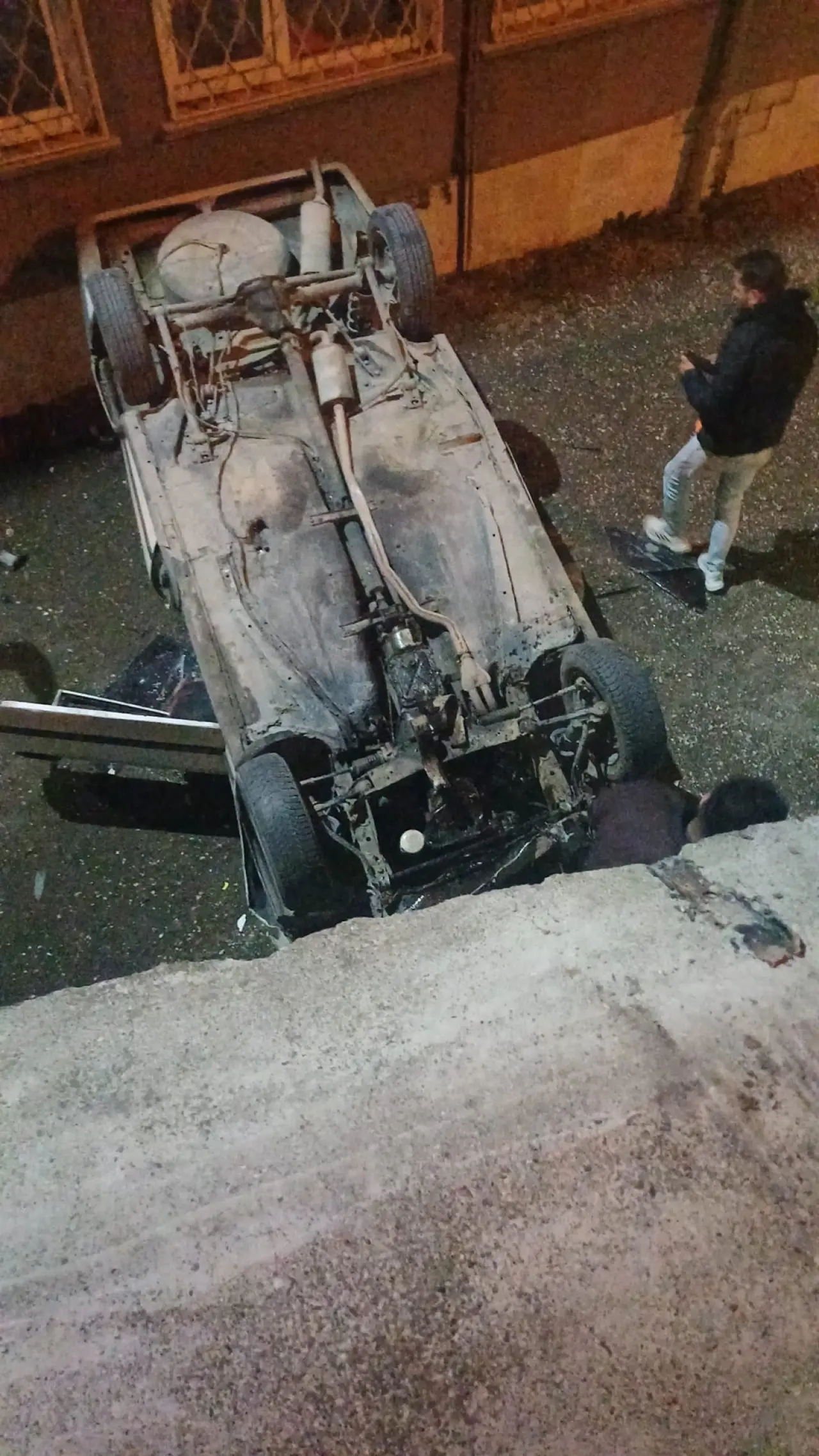 Otomobil, Okulun Bahçesine Düştü 4