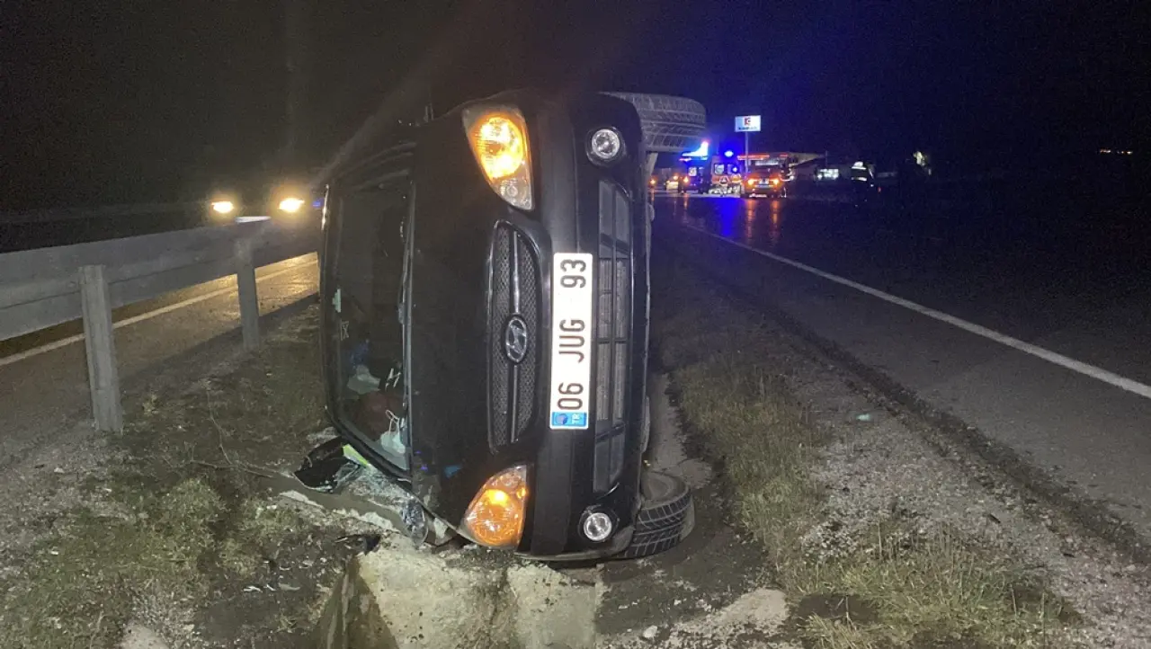 Refüje Çarpan Otomobil Yan Yattı 2