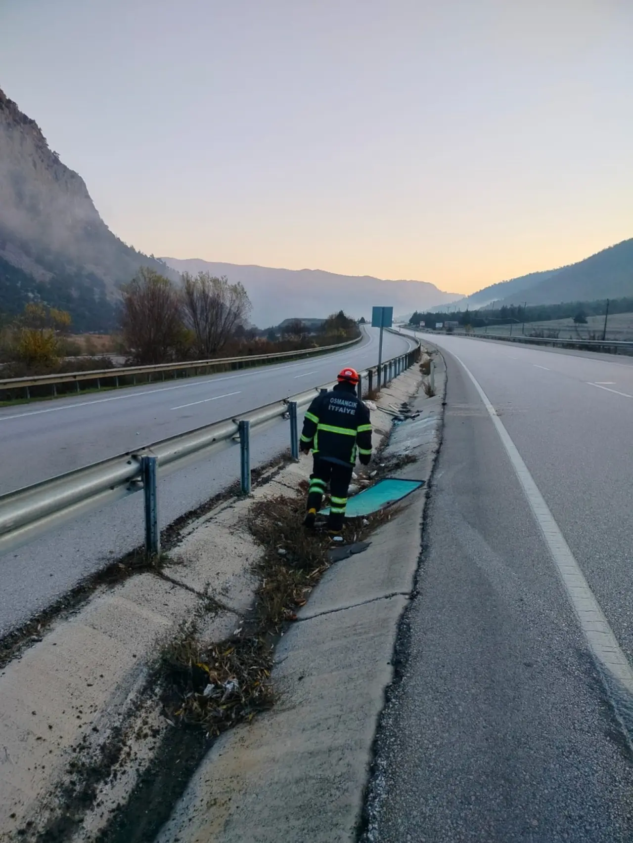 Otomobil Şarampole Devrildi: 3 Yaralı 3