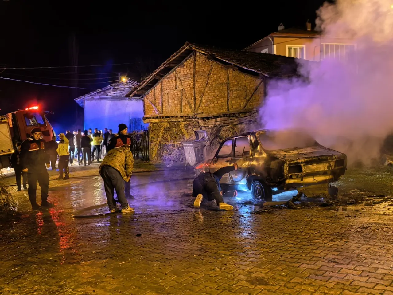 Yanan Otomobil Kullanılamaz Hale Geldi 6