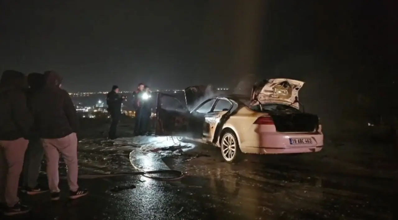 Park Halindeki Araç Alev Topuna Döndü 5