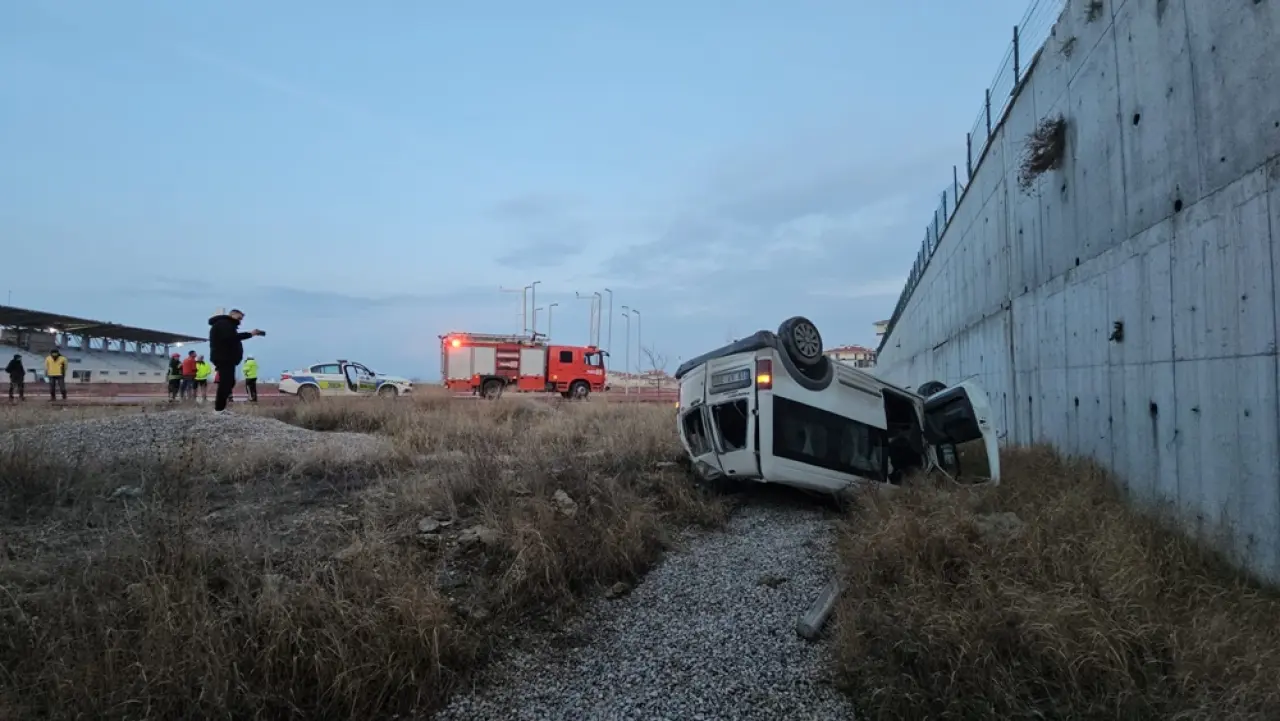 Otomobil Duvardan Uçtu: 1 Ağır Yaralı 2
