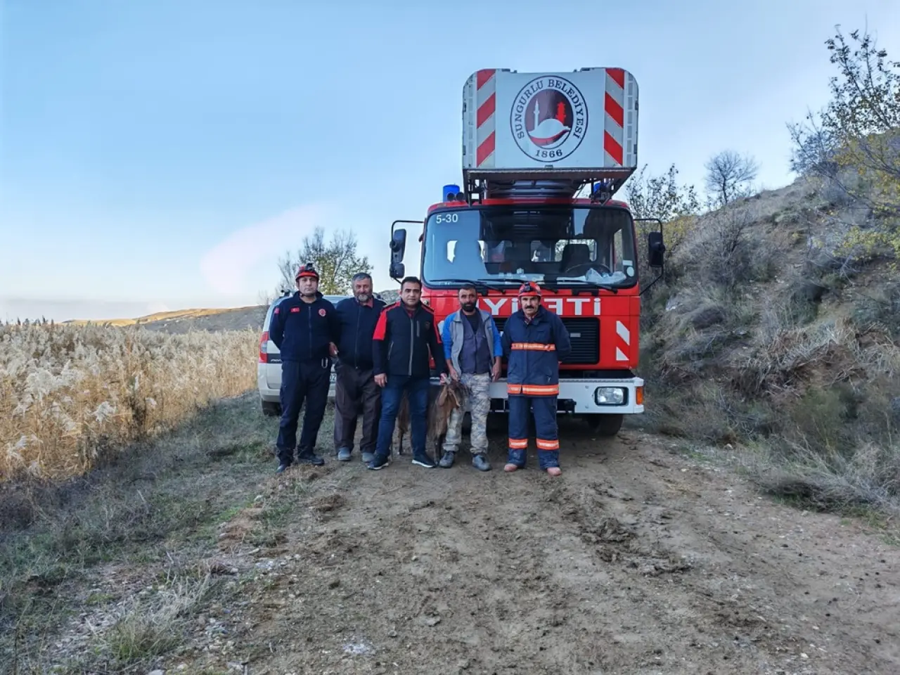 Uçurumda Mahsur Kalan Keçileri İtfaiye Kurtardı 5