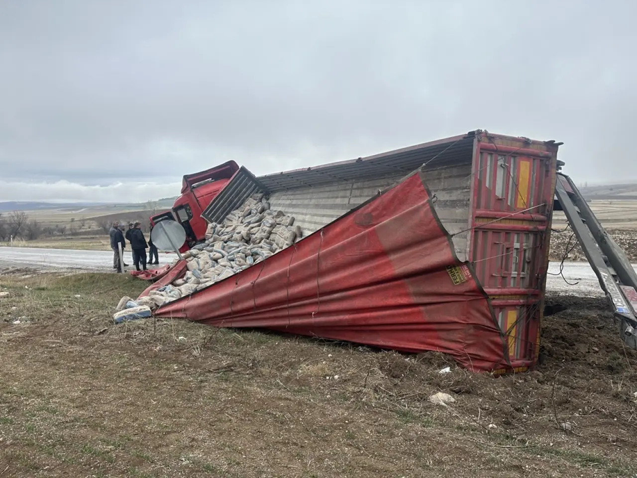 Tır Dorsesi Üzerlerine Devrildi! 4