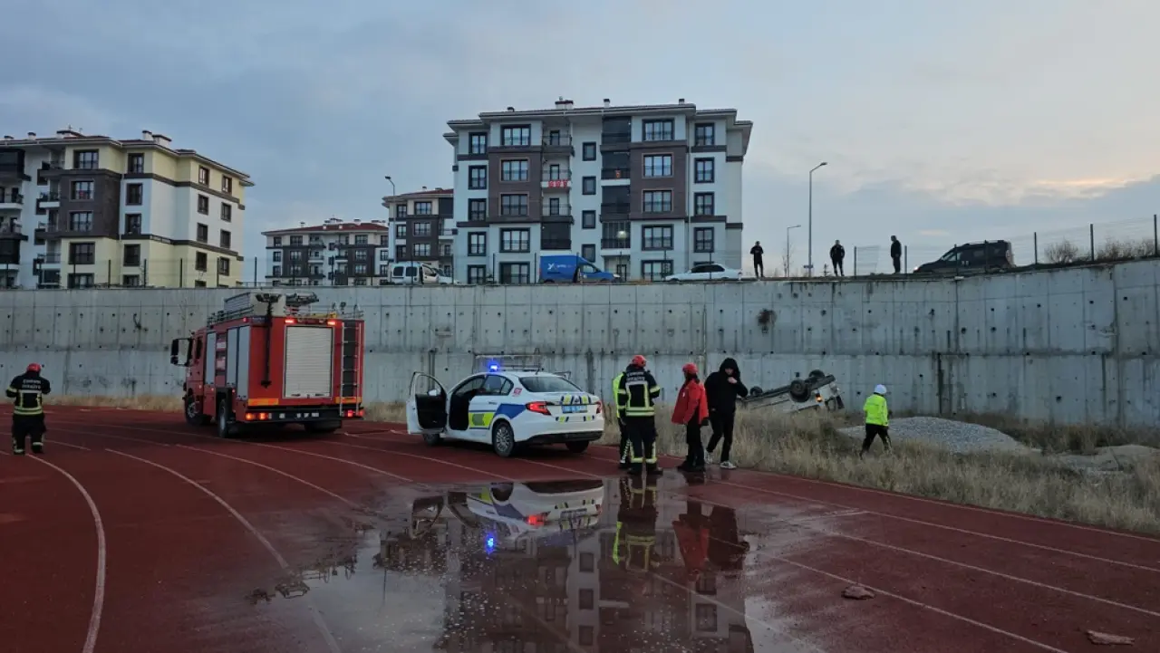 Otomobil Duvardan Uçtu: 1 Ağır Yaralı 4