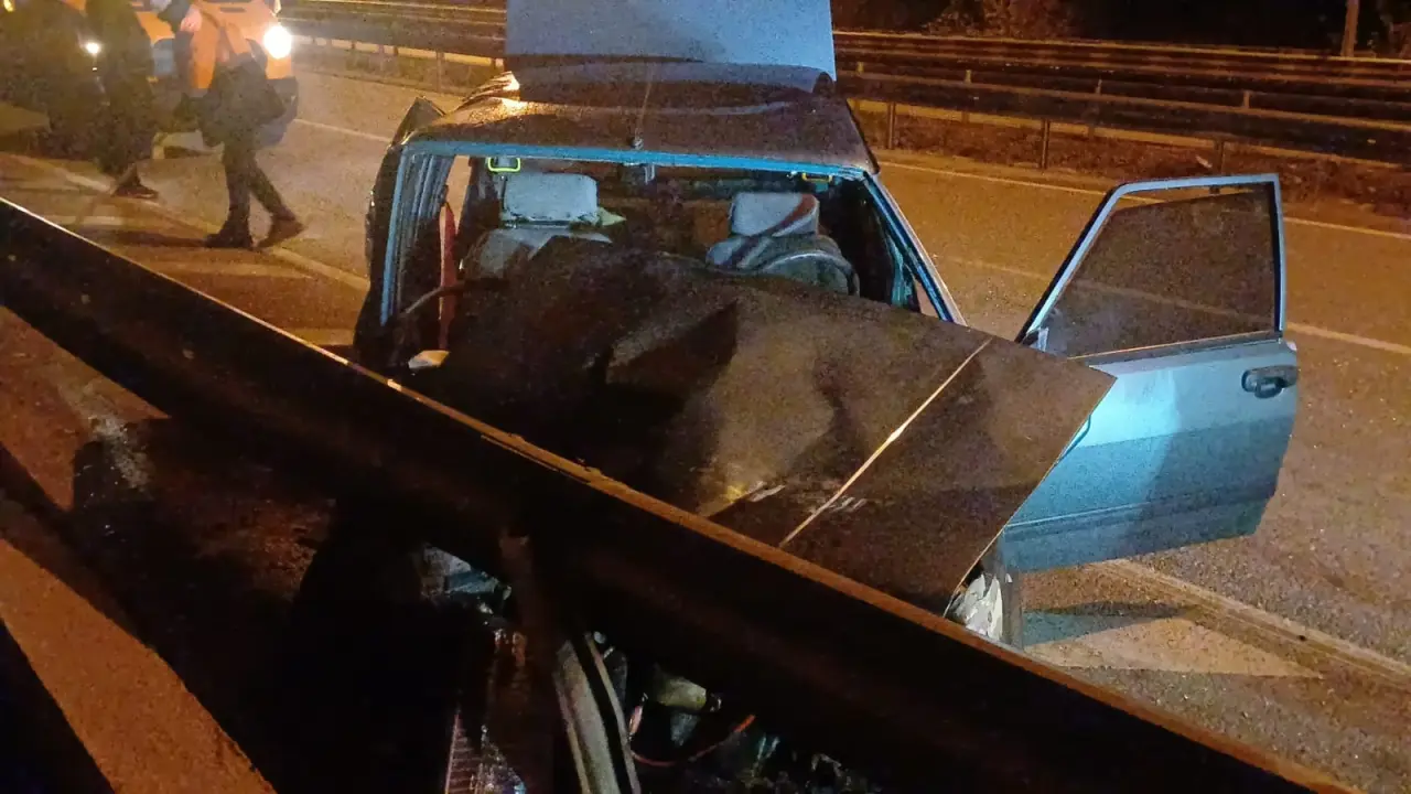 Kampüs Önünde Bariyerlere Daldı 2