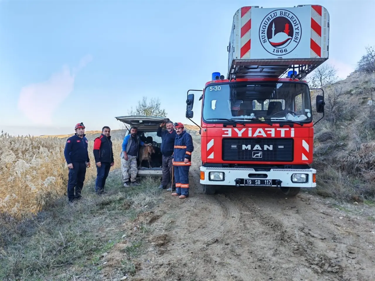 Uçurumda Mahsur Kalan Keçileri İtfaiye Kurtardı 3