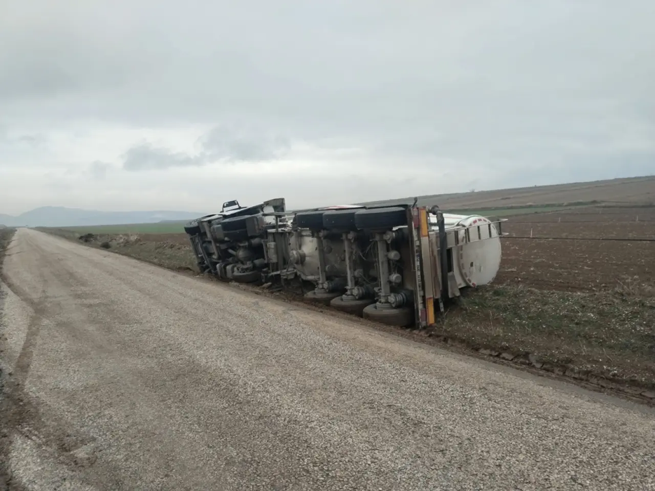 Yoldan Çıkan Tanker Yan Yattı 4