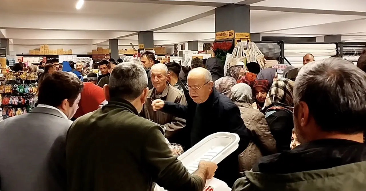 Görüntüler Çorum’dan, İndirimi Duyan Koştu 3