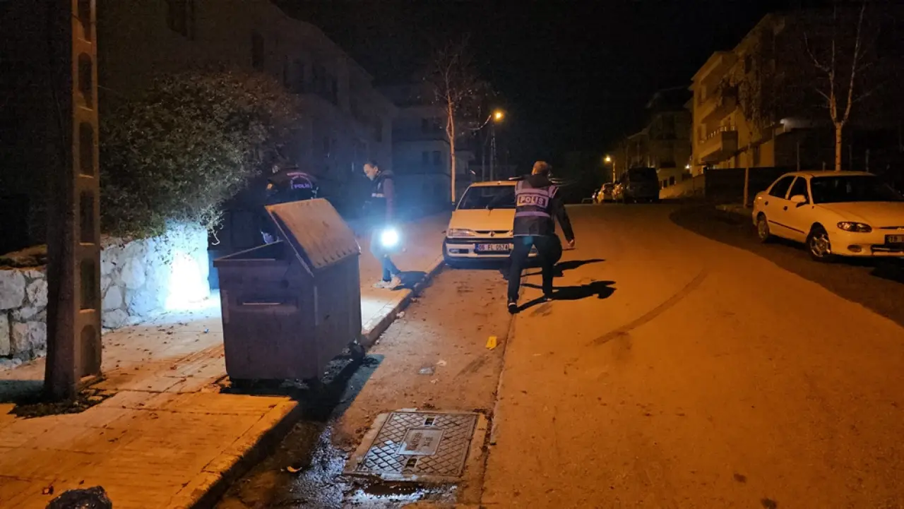 Polis, Sokakta Silahla Ateş Eden Şüphelileri Arıyor 3