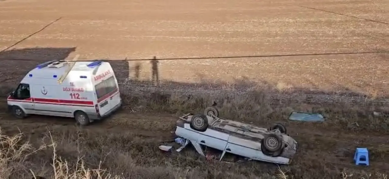 Otomobil Tarlaya Uçtu: 2 Yaralı 1