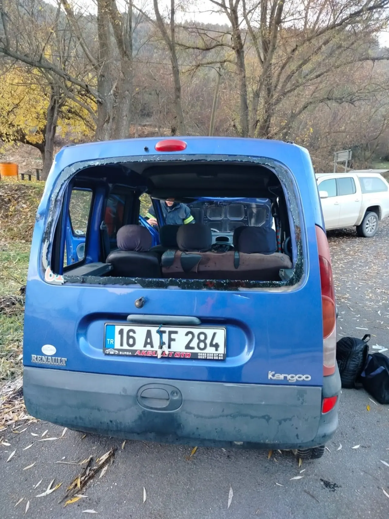 Otomobil Şarampole Devrildi: 3 Yaralı 1