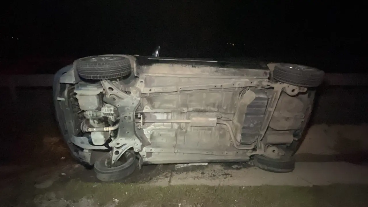 Refüje Çarpan Otomobil Yan Yattı 3