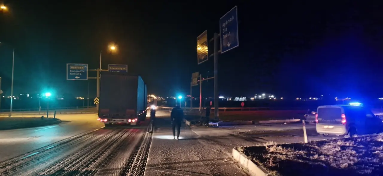 Kırmızı Işıkta Geçip Kaza Yaptı, O Anlar Kamerada 4