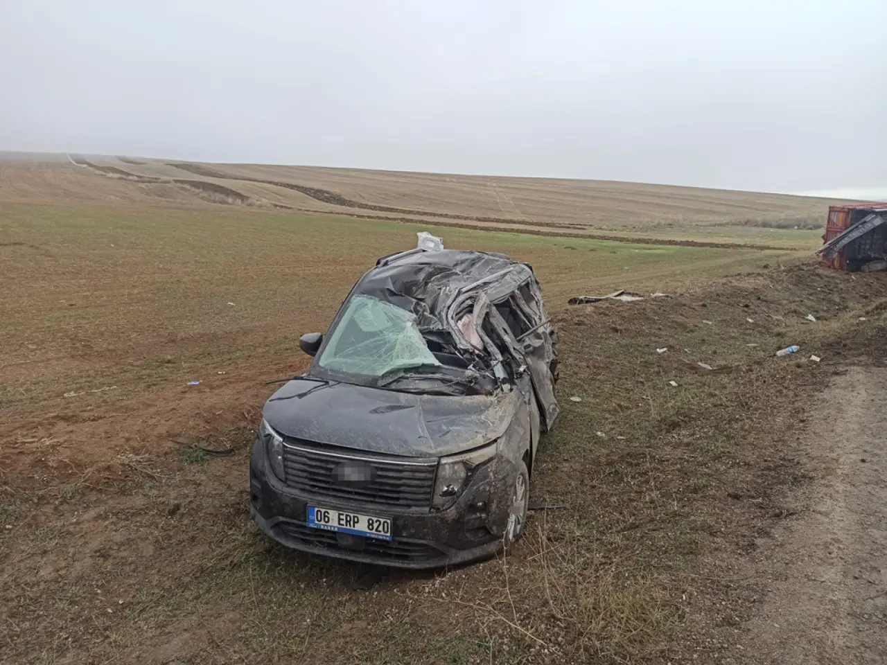 Tır Dorsesi Üzerlerine Devrildi! 5