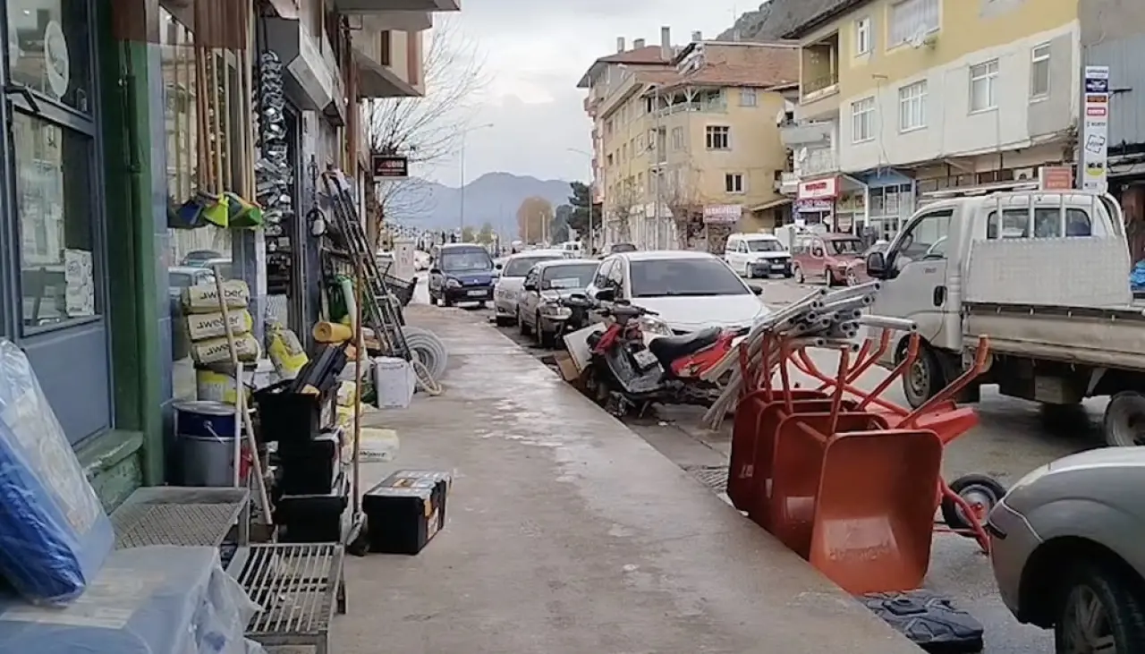 Sinirlenip Eline Ne Geçtiyse Fırlattı, İşte O Anlar! 4