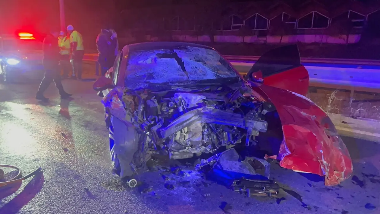 Otomobil TIR’a Çarptı: 1 Ölü 2