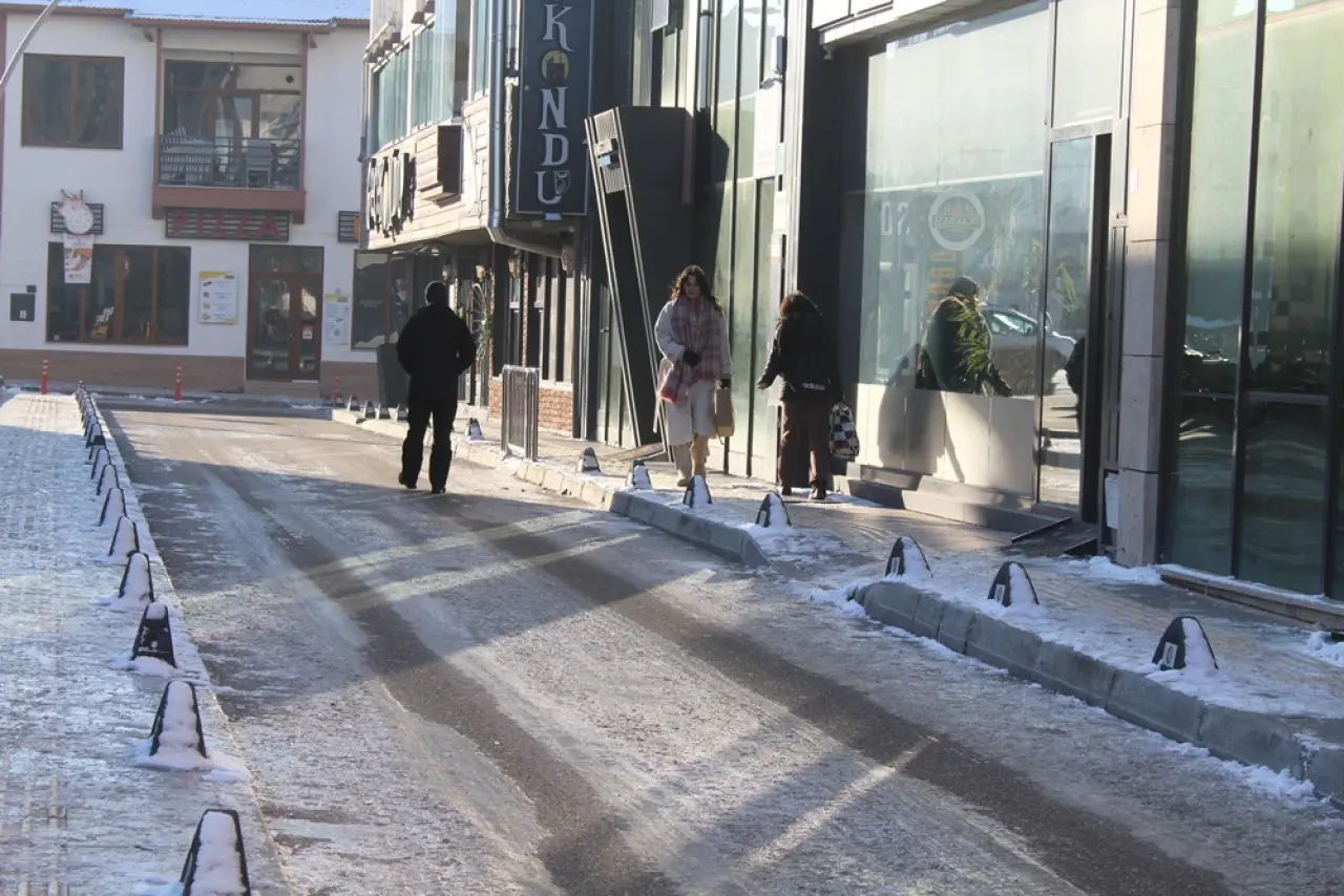 Buz Pisti Değil, Dershaneler Sokağı 9