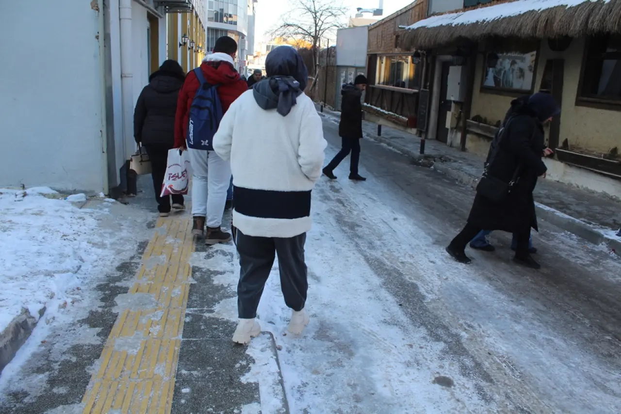 Buz Pisti Değil, Dershaneler Sokağı 4