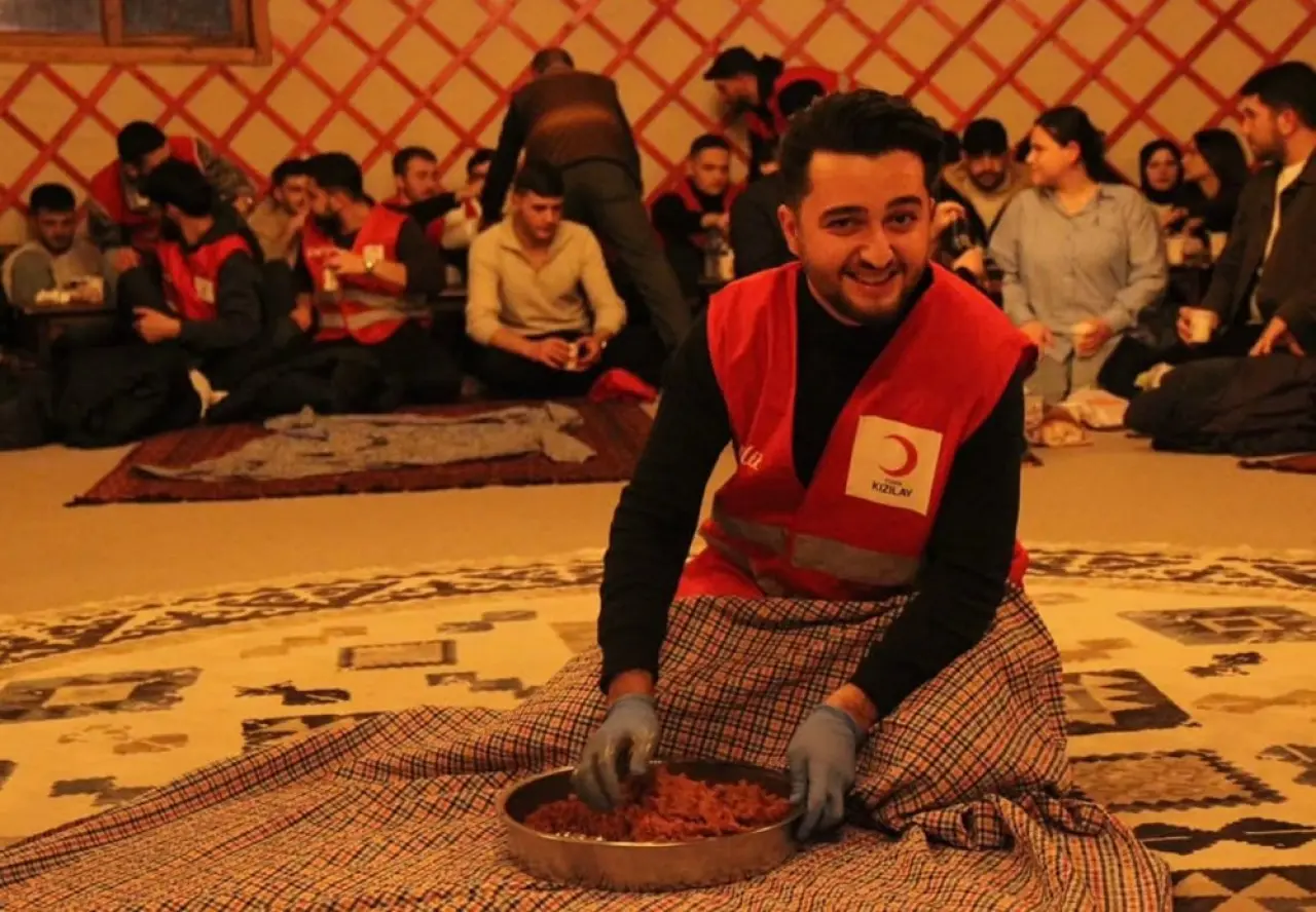 Genç Kızılay Genel Başkanı Gönüllülerle Buluştu 1