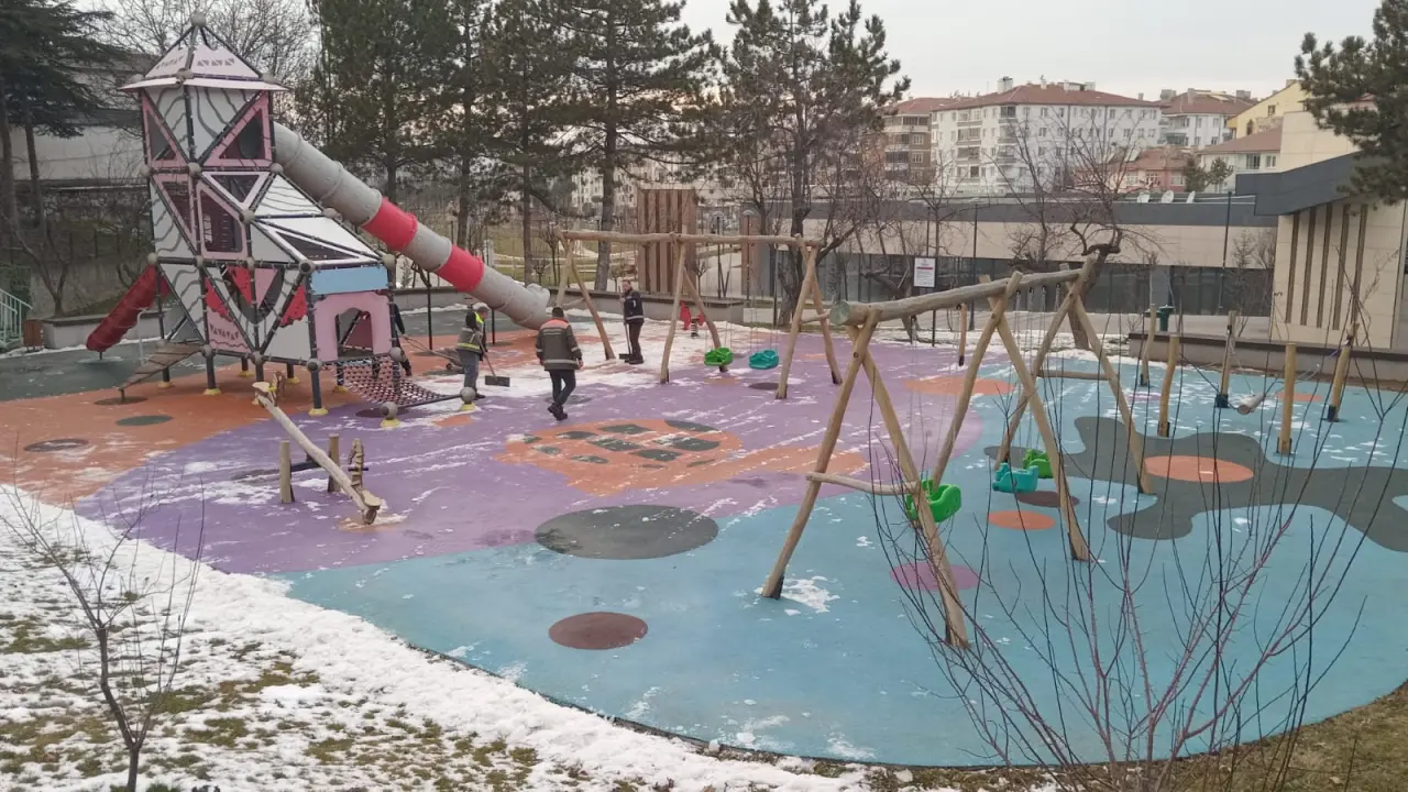 Parklar Kar Sonrası Sosyal Yaşama Hazırlanıyor 2