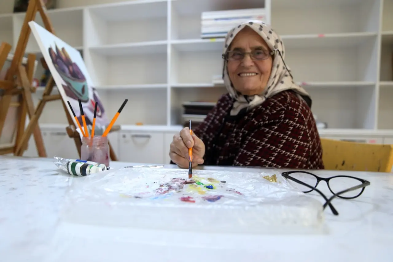 81’lik Teyze, Azmiyle Gençlere Taş Çıkarıyor 4