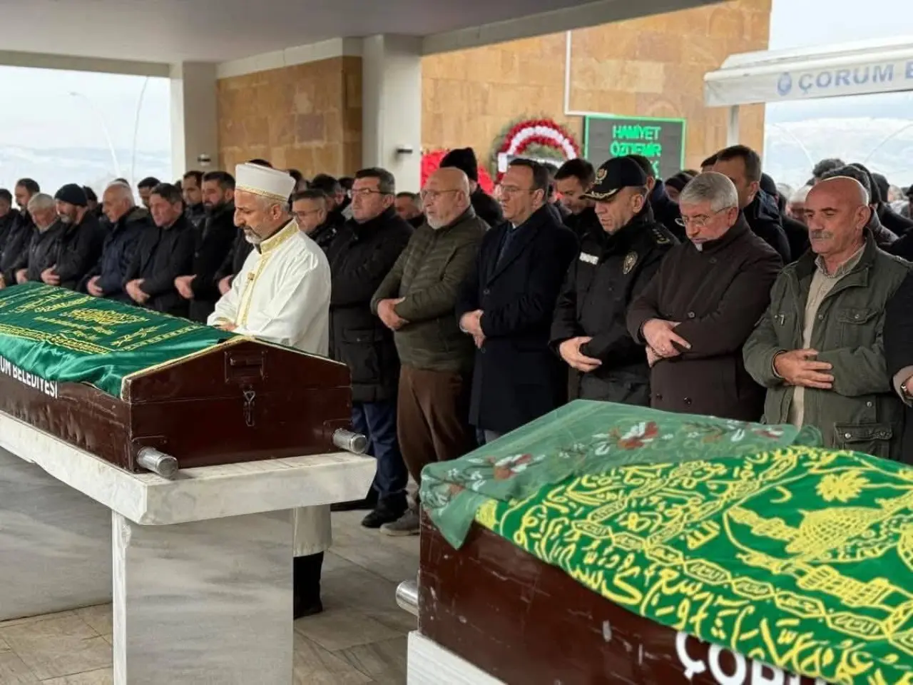 Cüneyt Özdemir’in Annesi Çorum’da Defnedildi 4