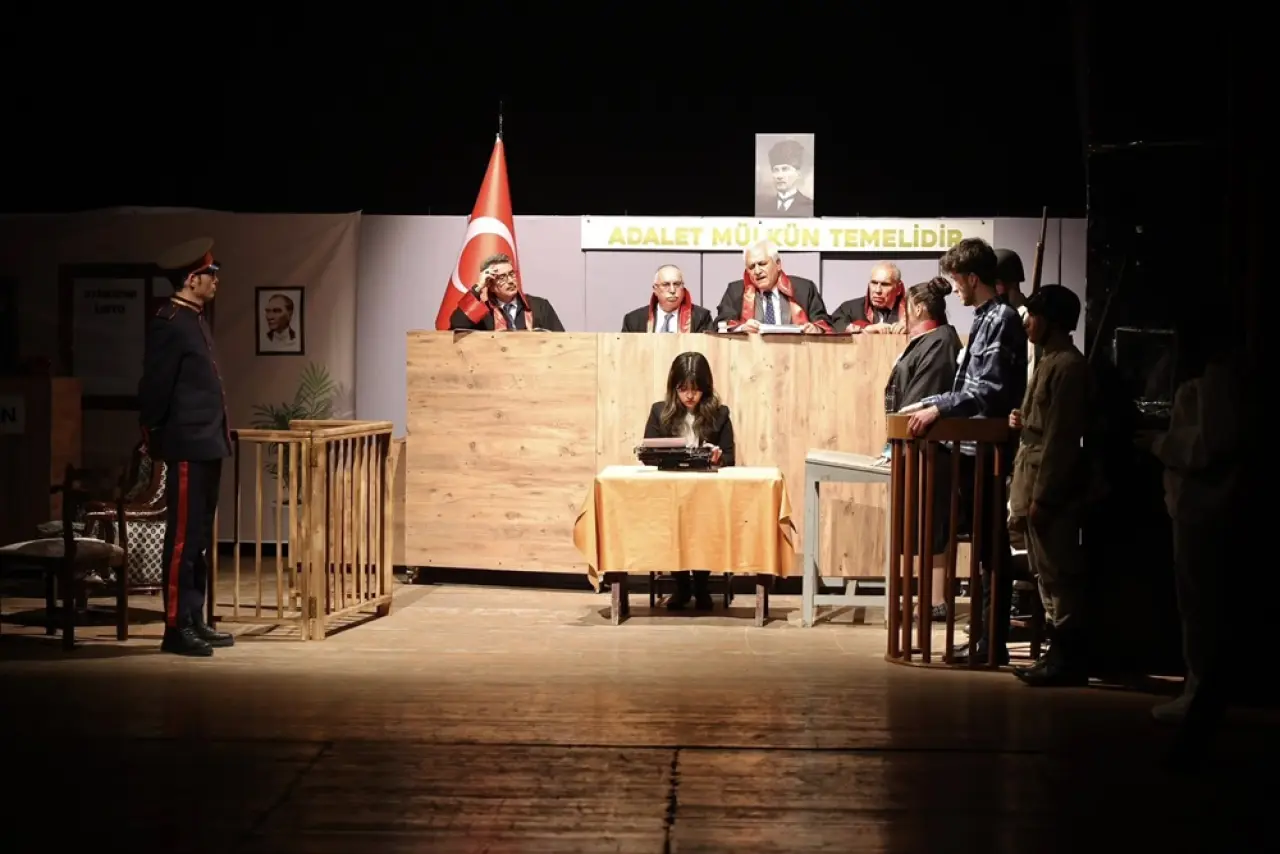 Adalet ve Vicdan Sorgulaması Ayakta Alkışlandı 4