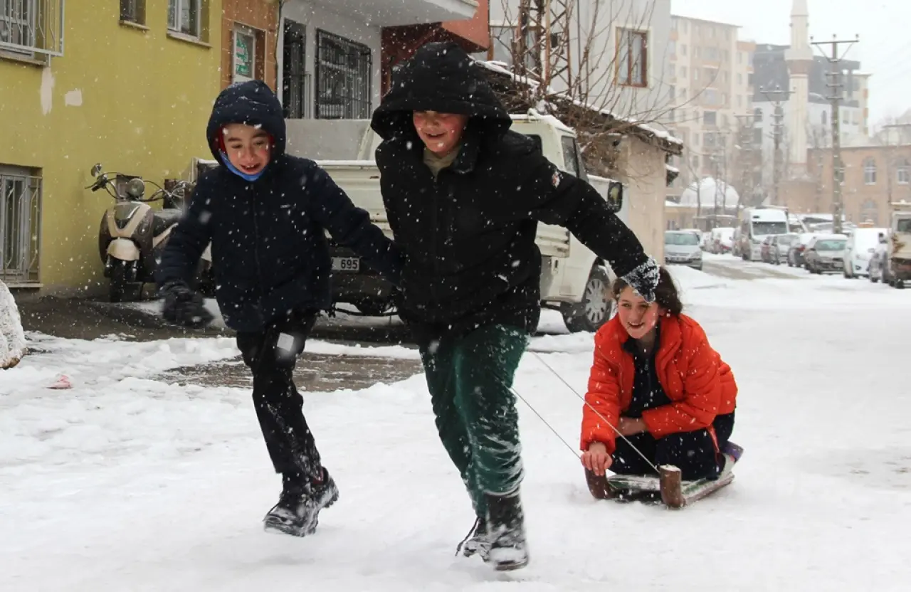 Çocuklar Sokaklara Döküldü 1