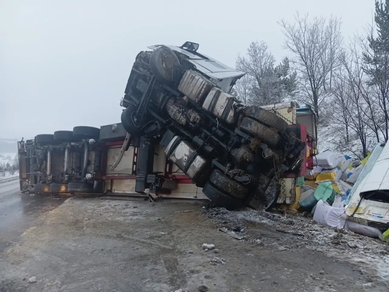 Buzlanan Yolda Kayan Tır Devrildi 5