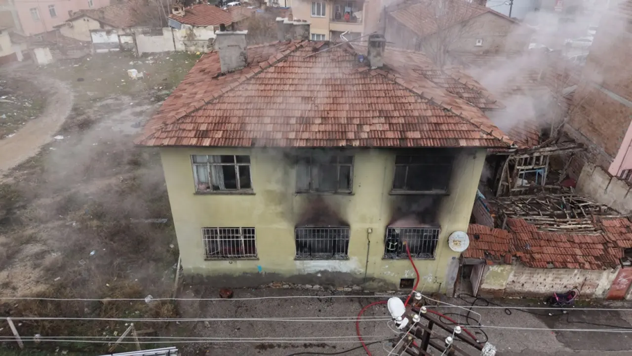 2 Katlı Ev Alev Alev Yandı 6