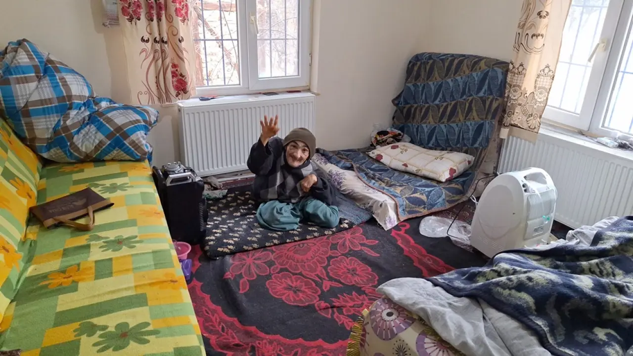 Engelli Oğluna 61 Yıldır Bebek Gibi Bakıyor 3