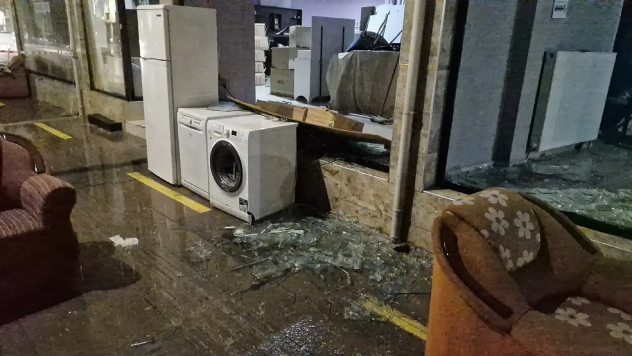 Fırtına Çatıları Söktü, Yolları Kapattı 2