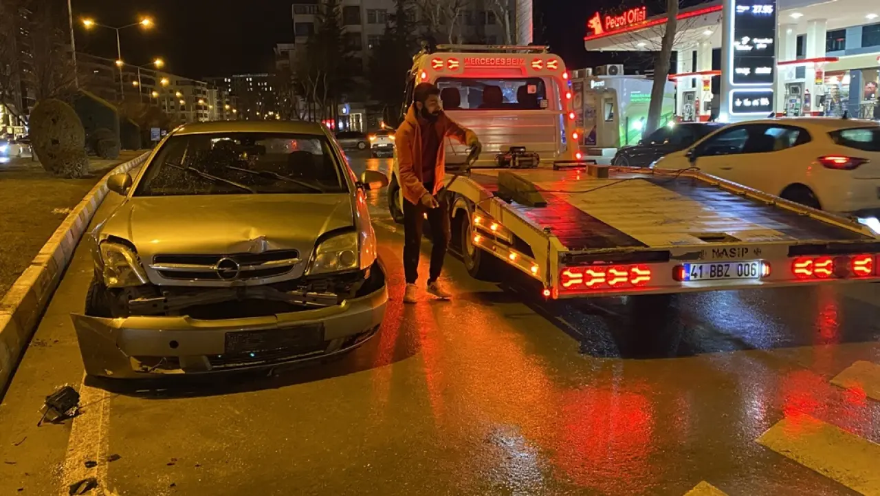 Otomobil Sinyalizasyon Direğine Çarptı 6