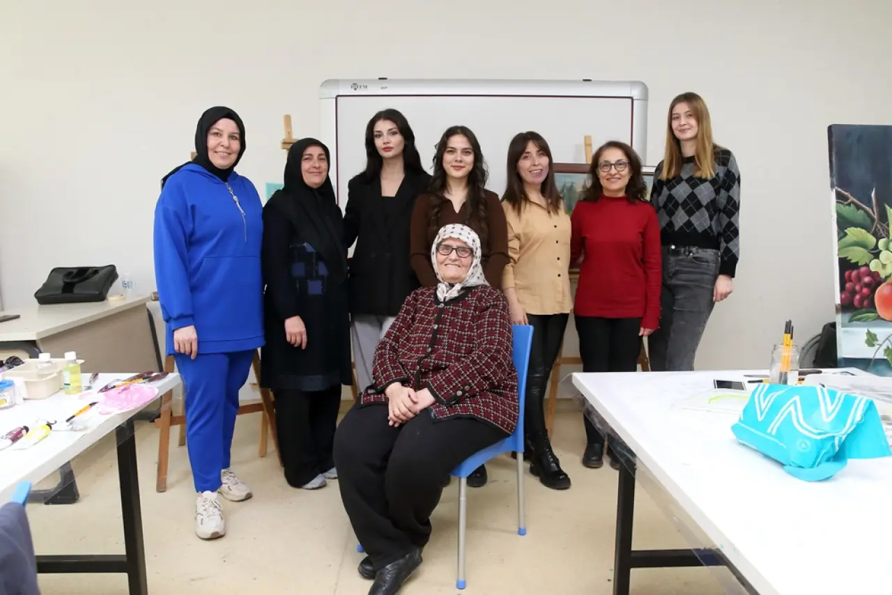 81’lik Teyze, Azmiyle Gençlere Taş Çıkarıyor 12