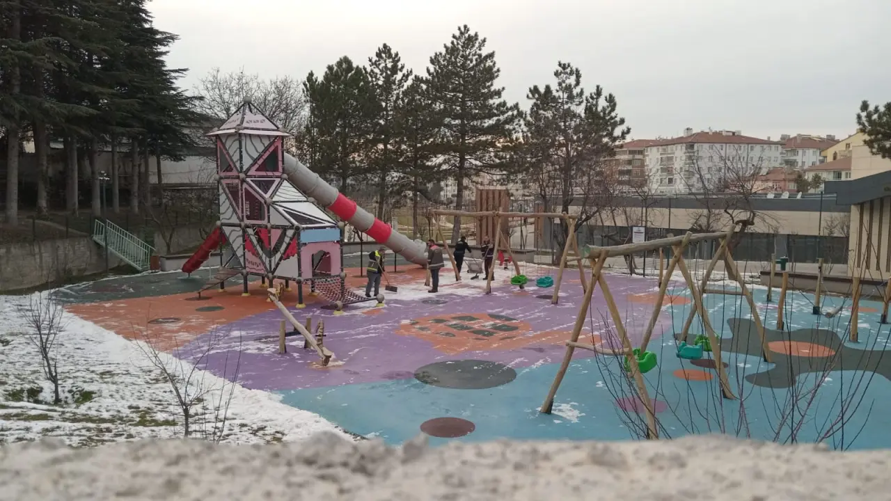 Parklar Kar Sonrası Sosyal Yaşama Hazırlanıyor 3