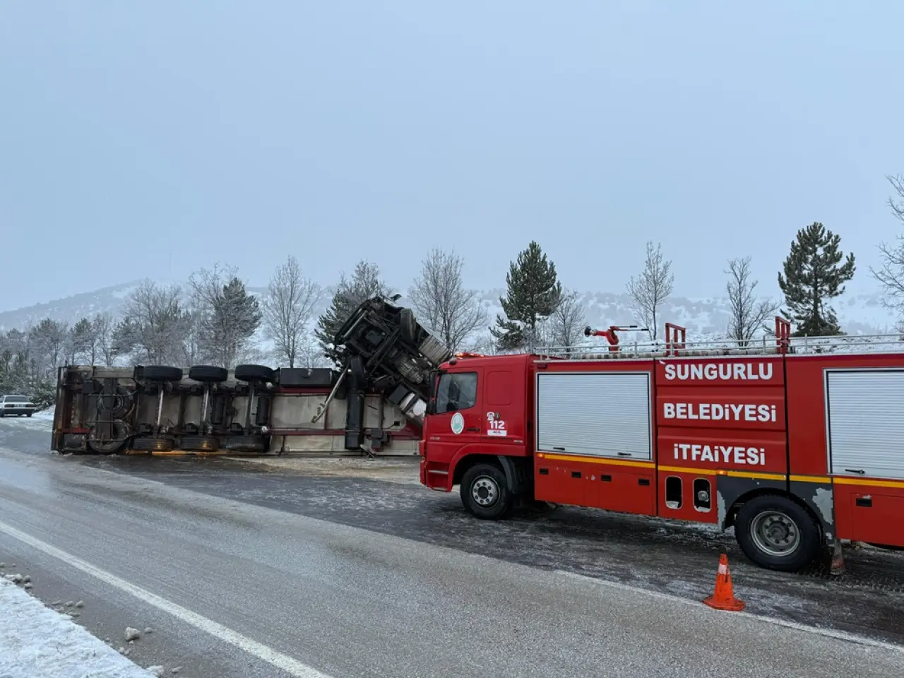 Buzlanan Yolda Kayan Tır Devrildi 4