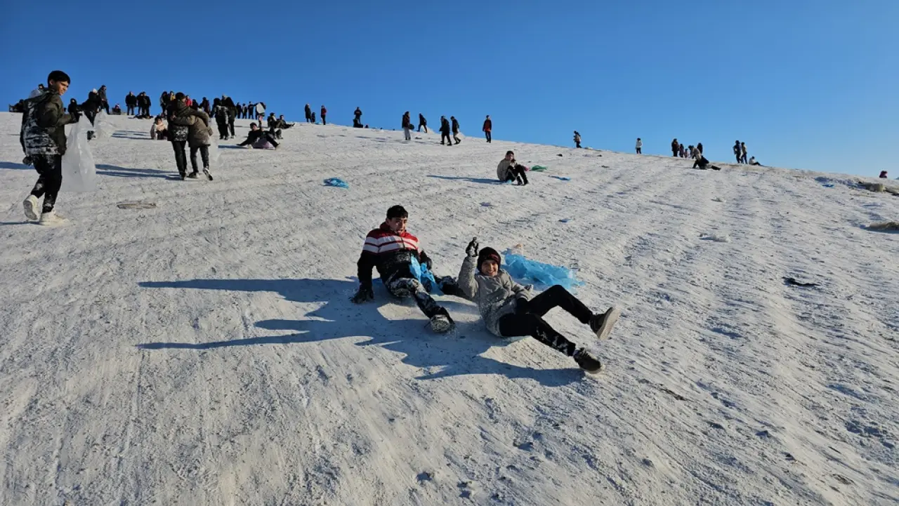 Çocuklar Tepsi ve Plastik Bidonlarla Kayarak Eğlendi 2