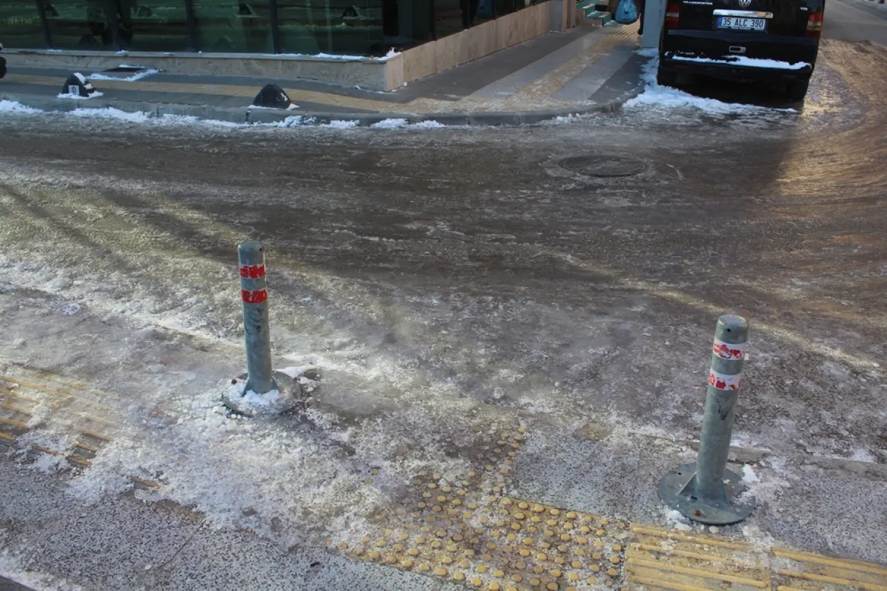 Buz Pisti Değil, Dershaneler Sokağı 8